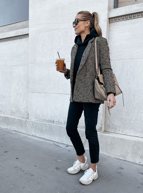 One of my favorite fall style tips? A blazer and a hoodie. There is something impossibly chic about the combo of something so casual and so tailored, I just love it! Blazer Sneakers Outfit, Christmas Blazer Outfit, Blazer And Sneakers Outfit, Houndstooth Blazer Outfit, Black Hoodie Outfit, Blazer Sneakers, Hoodie Blazer, Black Sneakers Outfit, Plaid Blazer Outfit