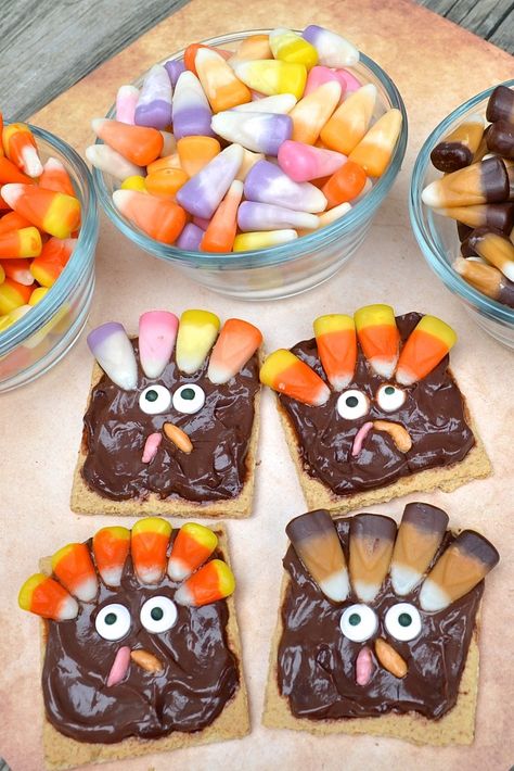 ADORABLE Thanksgiving Turkey Classroom treats for preschool & kid's school parties! Corn Thanksgiving, Preschool Cooking, Thanksgiving Snacks, Thanksgiving Crafts Preschool, November Crafts, Thanksgiving Preschool, Classroom Treats, Preschool Snacks, Thanksgiving Treats