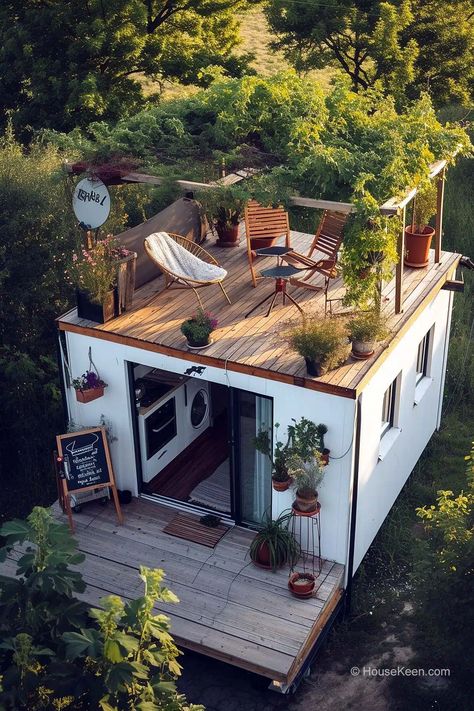 39 Amazing Tiny Houses With Roof-Top Terraces Tiny Rooftop Ideas, Tiny Cozy House, Tiny Home Interior Ideas, Eco Tiny House, Tiny House Inspiration, Casa Container, Container House Design, Tiny House Cabin, Tiny House Living