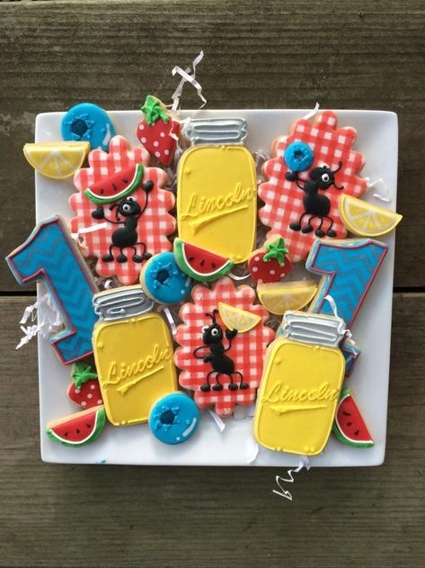 Ants and lemonade Cookies | Cookie Connection Picnic Dishes, Vegetarian Picnic, Lemonade Cookies, Summer Sugar Cookies, Healthy Picnic, Picnic Cake, Ideas Picnic, Food Picnic, Picnic Snacks