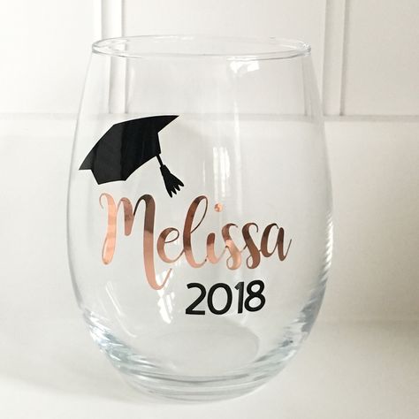 Graduation Cup Ideas, Cricut Graduation Gifts, Graduation Cricut Ideas, Prom Gift Ideas, Graduation Souvenirs Ideas, Graduation Gift Ideas College, Masters Graduation Pictures, Graduation Cups, Souvenir Ideas