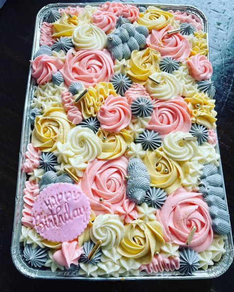 Decorated Tray Bake Cakes, Tray Cake Decorating Ideas, Tray Cake Decoration, Decorate Sheet Cake, Easter Sheet Cakes, Easter Sheet Cake Ideas, Tray Cakes Ideas, Easter Sheet Cake, Buttercream Board