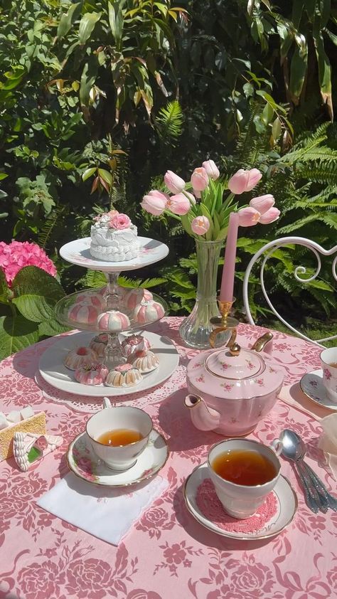 Tea Party Outfit, Tea Party Table Settings, Tea Table Settings, Pink Tea Party, Tea Party Ideas, Sweet Tea Recipes, Spring Tea Party, Tea Party Tea, English Tea Party