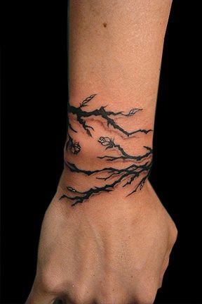 Wrist-Tattoo-Root-Design-For-Men Punk Tattoos, Tree Branch Tattoo, Wrap Around Wrist Tattoos, Branch Tattoo, Wrist Tattoos For Guys, Vine Tattoos, Unique Tattoo Designs, Wrist Tattoo, Unique Tattoo