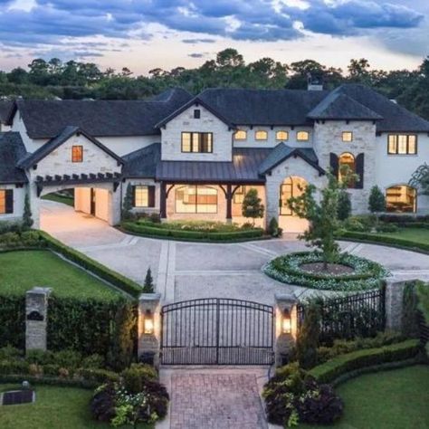 These are some of the most expensive and luxurious houses you can find in Memorial, Houston. Mansion Exterior, Dream Mansion, Stucco Homes, Beautiful House Plans, Home Exterior, Dream House Rooms, Luxury Homes Dream Houses, Dream House Interior, Dream House Exterior