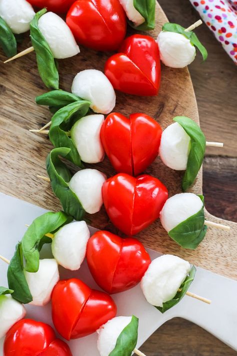 Make these adorable and delicious Heart Shaped Valentine's Caprese Skewers for Valentine's Day! Sliced grape tomatoes shaped into hearts are the star of this easy appetizer. Caprese Skewers, Decorações Com Comidas, Charcuterie Inspiration, Party Food Platters, Charcuterie Recipes, Easy Food Art, Dandelion Recipes, Valentines Food, Party Food Appetizers