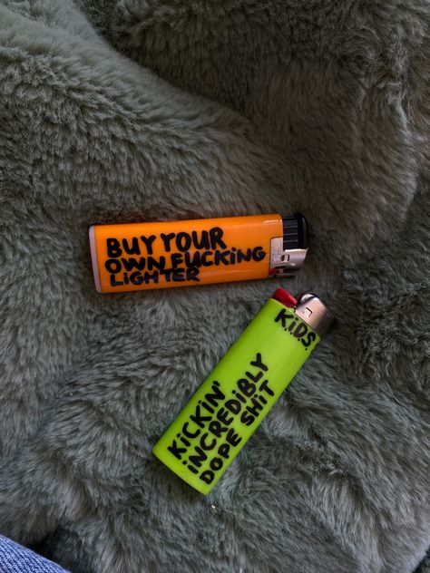 Lighter Aesthetics, Painted Lighter Ideas, Diy Lighter Painting, Lighters With Quotes, Painted Lighters Aesthetic, Lighter Painting Idea Aesthetic, Painting On Lighter, Funny Lighter Quotes, Cool Lighter Aesthetic