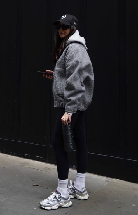 Athleisure Capsule Wardrobe, Athleisure Capsule, Summer Athleisure, Black Athleisure, Sporty Chic Outfits, New Balance Outfit, Cute Gym Outfits, Winter Fashion Outfits Casual, Fashion Influencer