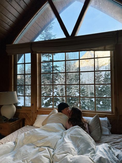 In love in the winter>> Cozy Winter Cabin Aesthetic, Winter Cabin Aesthetic, Book Imagination, Cozy Winter Cabin, Winter Romance, Cabin Trip, Cabin Aesthetic, Romantic Cabin, Winter Mountain