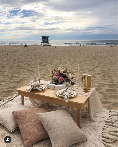 Minimal Picnic Aesthetic, Beach Picnic For 2, Small Beach Picnic, Beach Romantic Dinner, Sunset Beach Picnic, Beach Picnic Aesthetic, Picnic Business, Romantic Beach Picnic, Beach Picnic Party