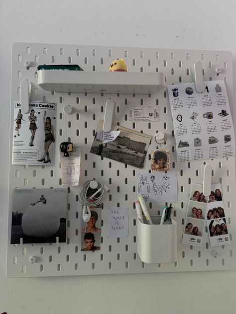 Pegboard Photo Display, Metal Pegboard Ideas, Ikea Pinboard Ideas, Skadis Pegboard Ideas, Pegboard Bedroom, Peg Board Inspo, Pegboard Ideas Aesthetic, Pegboard Setup, Aesthetic Pegboard