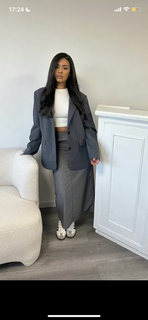 Classy Outfits Blazer, Outfit Avec Blazer, French Outfits Aesthetic, Outfit Jupe Satin, Jupe En Jean Outfit, Outfit Jupe En Jean, Simple Birthday Outfit, Outfit Bureau, Long Skirt Outfits Winter