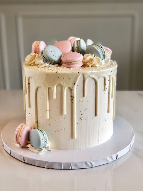 Cute Cakes With Macarons, Macarons On A Cake, Macaroon Drip Cake, Macaroon Topped Cake, Cake Design With Macaron, Cake Ideas With Macarons, Cake Decorations With Macarons, Cake Decor With Macarons, Macaroons On Cake