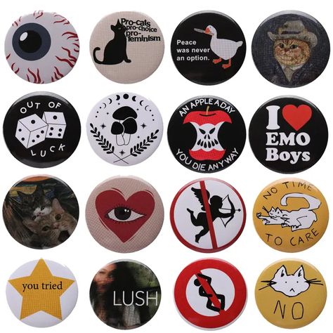 Bag Badges Aesthetic, Badge Ideas Diy, Pins Buttons Design, Bottle Cap Pins Diy Punk, Button Pin Design Ideas Printable, Diy Pin Badge, Diy Pin Ideas Aesthetic, Backpack With Pins And Patches, Pins Design Button