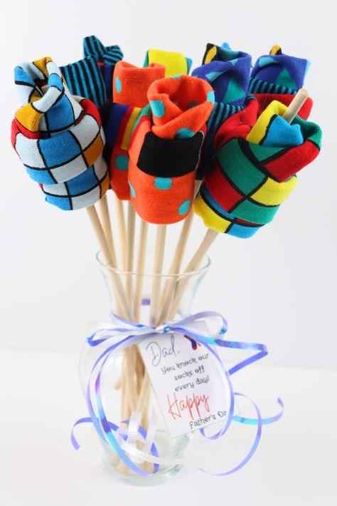 DIY Sock Bouquet ~ Nifty Thrifty DIYer Gift Wrap Socks Ideas, How To Gift Wrap Socks, Wrap Socks As A Gift, Socks Gift Wrapping Ideas, Sock Gift Ideas, Sock Party, Father's Day Crafts For Kids, Sock Bouquet, Cozy Socks Gift