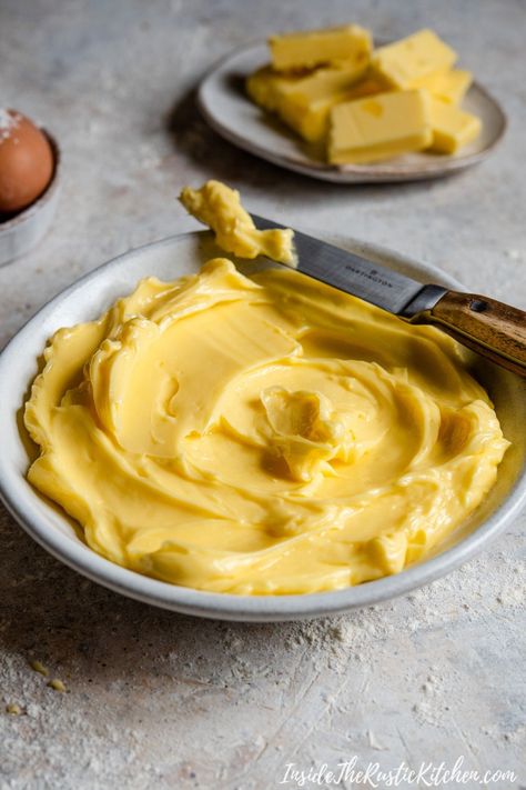 How to soften butter using the EASIEST method ever. If you need soft butter for baking then this method is for you! #baking Garlic Compound Butter, Justine Snacks, Homemade Honey Butter, Honey Butter Recipe, Homemade Garlic Butter, Whipped Honey, Homemade Garlic Bread, Pistachio Butter, Making Butter