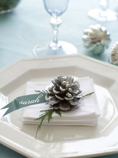 17 Ideas for Your Christmas Place Cards | anderson and grant Winter Table Setting, Christmas Place Cards, White Winter Wedding, Christmas Place, Winter Table, Holiday Table Settings, Wedding Winter, Christmas Tablescapes, Simple Holidays