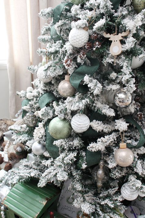 Beautiful green and white Christmas dining room decor ideas. Gorgeous Christmas home tours and Christmas decor inspiration. #christmashometour #christmasdiningroom #christmasdecor #diningroomdecor #christmasdecorations #christmastree White And Dark Green Christmas Decor, White Christmas Tree Green Decor, Christmas Tree Silver And Green, Christmas Tree Ideas For Flocked Tree, Christmas Decor Ideas White And Green, Green Christmas Decorations Ideas, Green White And Silver Christmas Decor, Dark Green And White Christmas Tree, White Christmas Tree Green Ornaments