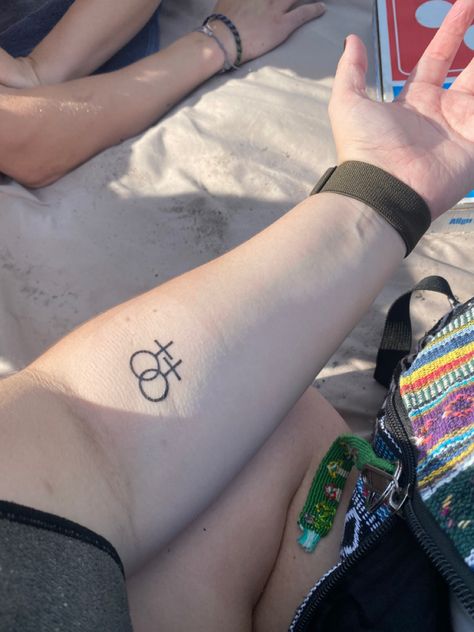 Double Female Symbol Tattoo, Lesbian Symbol Tattoo Ideas, Lesbian Pride Tattoo Ideas, Tattoo Ideas Queer, Lesbian Symbol Tattoo, Sapphic Tattoo Minimalist, Gay Tattoo For Women, Queer Symbols, Wlw Tattoo Ideas