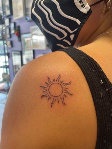 ✩ tattoo Simple Sun Tattoo, Tattoo Sonne, Sun Tattoo Designs, Petite Tattoos, Sun Tattoos, Classy Tattoos, Discreet Tattoos, Sun Tattoo, Subtle Tattoos