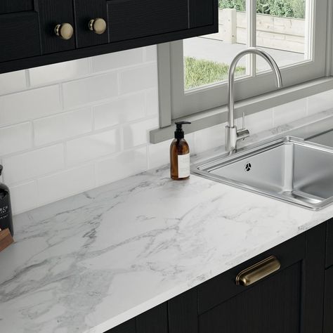 Marble Effect Kitchen Worktops, Howdens Worktops, Charcoal Kitchen, Kitchen Shaker, Marble Worktops, Laminate Worktop, Laminate Colours, Mdf Doors, Kitchen Surfaces