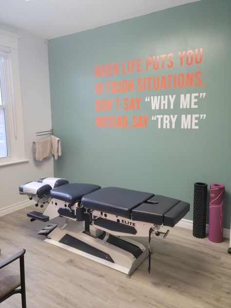 Physiotherapy Marketing Ideas, Physiotherapy Room Design, Physiotherapy Room Decor, Physiotherapy Clinic Interior Design, Kinesiology Aesthetic, Physiotherapy Aesthetic, Physiotherapy Room, Chiro Office, Physical Therapy Student