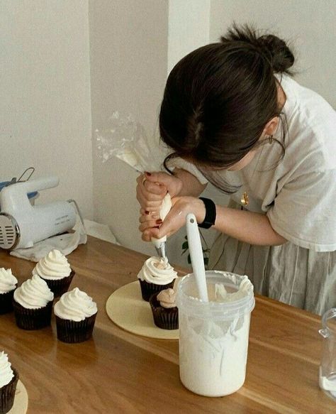 People Baking Aesthetic, Baking Lifestyle Photography, Baking Outfit Aesthetic, Girl Cooking Aesthetic, Aesthetic Baking Photos, Cooking Aesthetic Girl, Hobbies Pictures, Faceless Instagram Photos, Faceless Girl Aesthetic