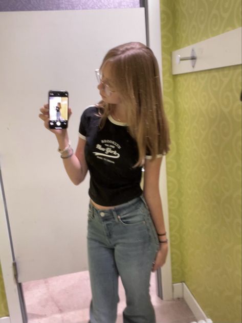 Baby tee crop top with jeans flare jeans outfit downtown girl style aesthetic outfit inspo back to school Baby Tee Outfit Aesthetic, Flare Jeans Aesthetic, Cropped Tee Outfit, Outfit Inspo Back To School, Girl Style Aesthetic, Downtown Girl Style, Baby Tee Outfit, Flare Jeans Outfit, Crop Top With Jeans