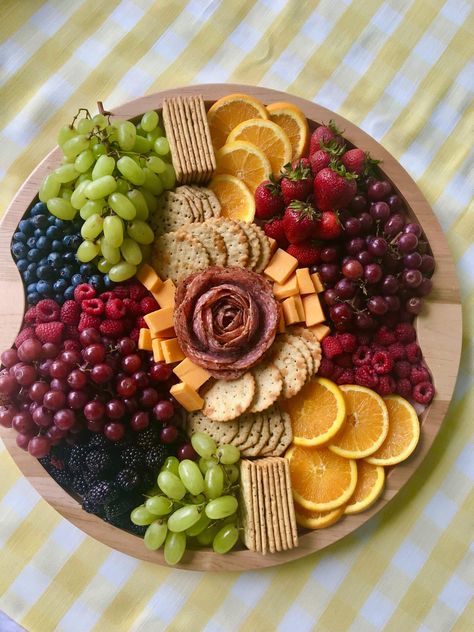 Fruit And Veg Board, Fruit And Meat Tray Ideas, Fancy Snacks Charcuterie, Fruit And Cracker Tray, Fruit Cheese Cracker Platter, Charcuterie Board With Fruit And Cheese, Fruit Cheese Meat Charcuterie Board, Fruit And Cracker Charcuterie Board, Fruit And Charcuterie Board