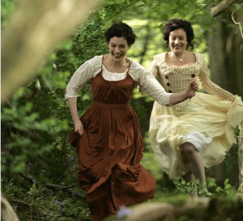 Anne Hathaway & Lucy Coho  (Becoming Jane) Jane Austen Movies, Little Dorrit, Jane Austen Novels, Becoming Jane, Jane Austin, Period Clothing, Jane Austen Books, Shotting Photo, Costume Drama