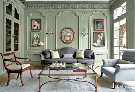 Traditional Green Living Room with Charcoal Gray Sofa | Luxe Interiors + Design Living Room Drawing, Victorian Interior Design, Living Room New York, Georgian Interiors, Luxe Living Room, Victorian Living Room, Victorian Home Interior, Home Decor Catalogs, Victorian Home Decor