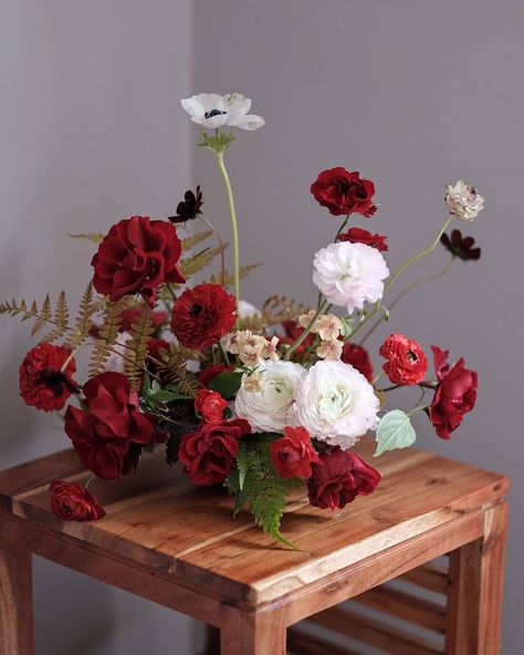 Red And Burgundy Flower Arrangements, Dark Red Floral Arrangements, Red Centerpieces Wedding, Red And White Flower Arrangements, Red Wedding Florals, Sally Mcqueen, Red Floral Arrangements, Red Flowers Wedding, Red Wedding Centerpieces