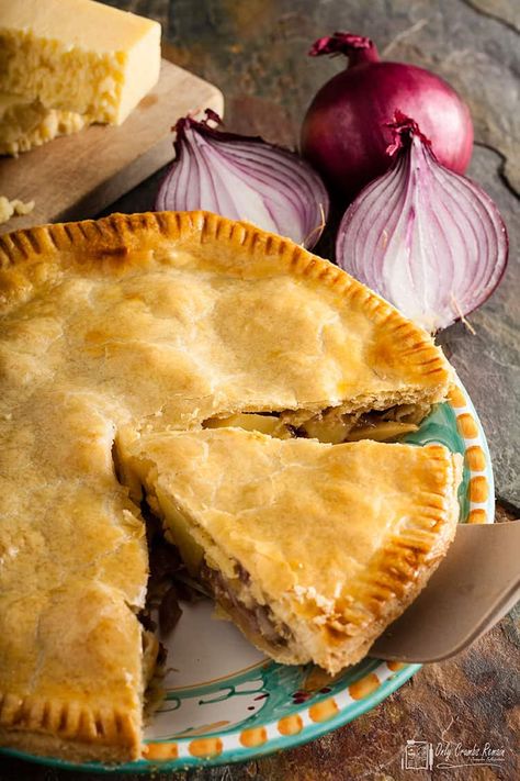 Onion Pie Recipe, Vegetarian Pie Recipes, Cheese And Onion Pie, Vegetable Pot Pies, Hp Sauce, Onion Pie, Cone Crafts, Easy Pie, Potato Pie