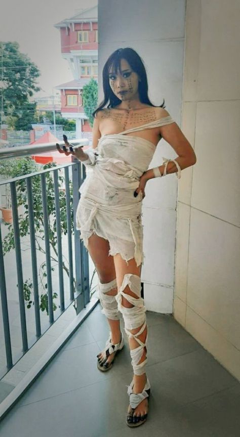 17 Spooky Halloween Costume Ideas for Women Mummy Woman Costume, Mummy Cosplay Women, Mummy Halloween Makeup Women, Evil Princess Costume, Female Mummy Costume, Mummy Costume Aesthetic, Cute Mummy Costume Women, Ahmanet Costume, Mummy Halloween Costume Women