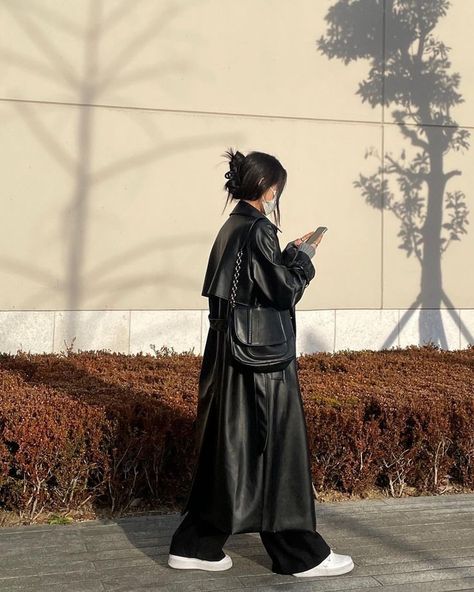 Leather Coat Outfit, Mantel Outfit, Mode Ulzzang, Fashion Fails, Long Leather Coat, Elegante Casual, Looks Black, Midi Skirts, Modest Fashion Outfits