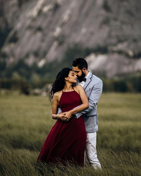 Pre Wedding Videos, Marriage Photoshoot, Saree Outfit, Pre Shoot, Pose Prewedding, Pre Wedding Photoshoot Props, Pre Wedding Photoshoot Outfit, Anniversary Shoot, Photoshoot Outdoor