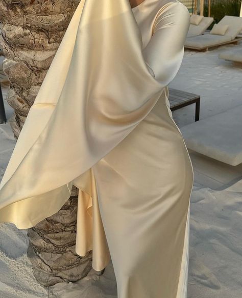 Im looking for wedding guest looks to copy: here’s some worthy of copying and nail the wedding season. @lisa.grenn @wendyswan @nikkkkes @laraworthington @rosiehw @kendalljenner @josefinehj @camilacoelho Yellow Silk Dress, Silk Yellow Dress, Doe Eyes, Silk Wedding Dress, Muslim Women Fashion, Yellow Silk, Wedding Guest Looks, Butter Yellow, Cocktail Attire