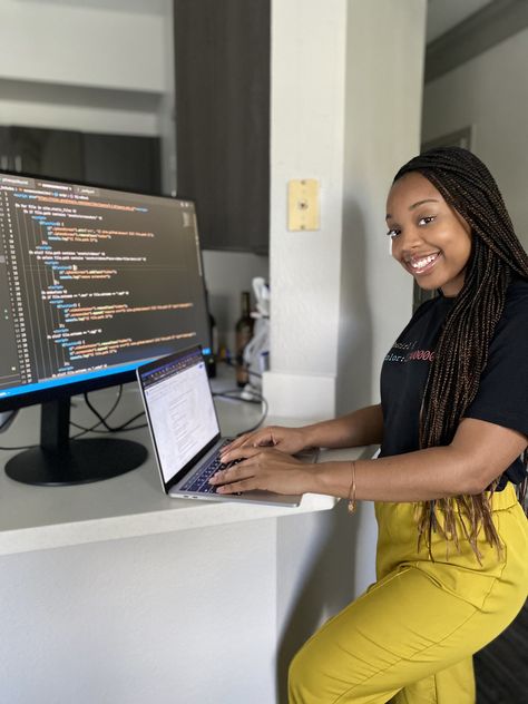 Wearing the black tech girls shirt. Super cute Content Post Ideas, Grow On Pinterest, Pinterest Marketing Manager, Tech Girl, Tech Aesthetic, Tech Women, Tech Job, Business Marketing Plan, Girl Code