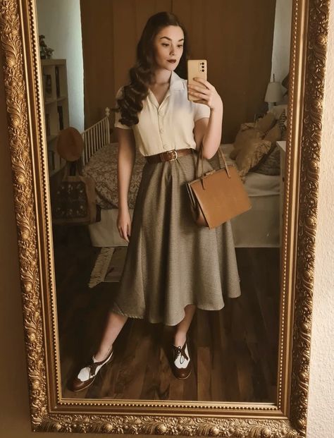 1940 Italian Fashion, Vintage Office Wear Women, Chic Professor Outfit, 1940s European Fashion, Vintage Outfits Work, Classic Casual Dresses, Womens 1940s Fashion, 50s Inspired Outfits Vintage, 50s Work Outfit