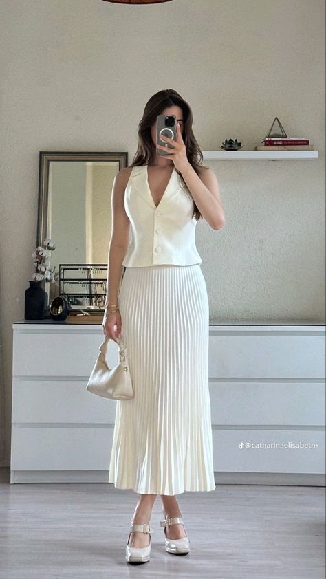 White Skirt Outfit Formal, Long Skirt With Shirt Classy, Modest Girly Outfits, White Pleated Skirt, Elegant Outfit Classy, Casual Day Outfits, Classy Work Outfits, Stylish Work Outfits, Vestidos Vintage