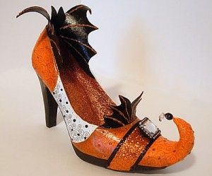 Witches Shoes, Witch Dolls, Witch Shoes, Fancy Heels, Witch Costumes, Halloween Shoes, Witch Diy, Adornos Halloween, Bat Wing