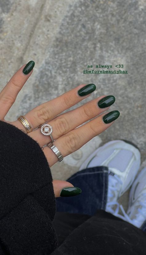 Dark Nail Colors Winter, Pretty Green Nails, Winter Nails Green, Red Nails Dark, Dark Nail Colors, Nails 2023 Fall, Winter Nails 2023, Nails 2023 Trends, Fall Nails 2023