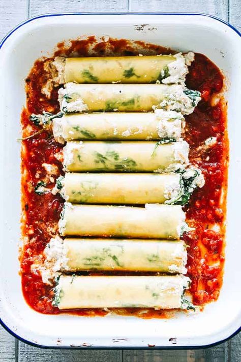 Cannelloni pasta tubes packed with a cheesy ricotta & chicken filling, topped with a creamy tomato sauce. Simple, super easy to make, and SO tasty! #cannelloni #pasta Chicken Cannelloni, Ricotta Chicken, Caneloni Recipe, Spinach And Chicken, Cannelloni Pasta, Ricotta Stuffed Chicken, Easy Steak Fajitas, Ricotta Spinach, Cannelloni Recipes