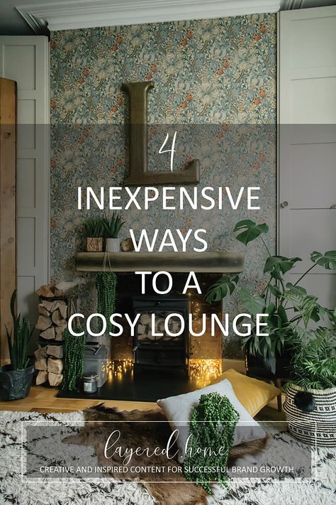 Lounge Decorating Ideas Cozy Living Rooms, Lounge Accessories Ideas, How To Make Your Lounge Cosy, Decorate Lounge Ideas, Comfortable Lounge Room, Snug Room Decor, Lounge Styling Ideas, Green Wallpaper Lounge, Relaxing Lounge Ideas