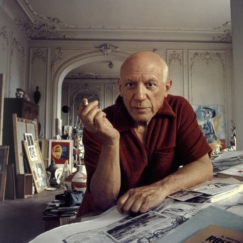 STYLE, CUBED | Though partial to Breton stripes, Pablo Picasso looked laid-back and chic in... Picasso Pictures, Francoise Gilot, Picasso Portraits, Pablo Picasso Art, Istoria Artei, Art Picasso, Picasso Paintings, Francisco Goya, Spanish Painters