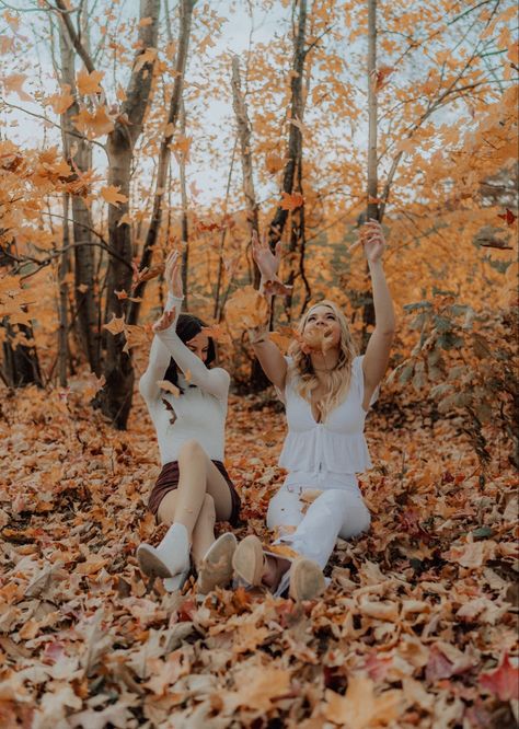 Fall Picture Ideas For Best Friends, Halloween Photoshoot Outfits, Fall Best Friend Photoshoot Funny, Fall Pictures Sisters, Friends Fall Photoshoot Ideas, Fall Photoshoot Outfits Friends, Photoshoot For Two Friends, Pumpkin Patch Photoshoot Best Friends, Friends Fall Pictures