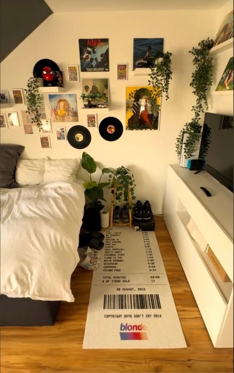 Poster For Room Ideas, College Bedroom Apartment Ideas, Poster Design Bedroom, Room Decor Frank Ocean, Room Inspo Music Posters, Poster In Room Ideas, Room Poster Inspo Wall, Room Poster Wall Ideas, Bedroom Ideas With Posters