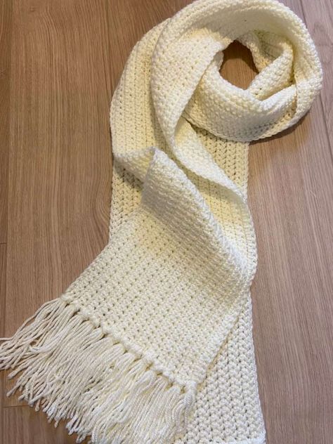 Crochet White Scarf, Crochet Scarf Thick Yarn, Crocheting A Scarf, Cute Scarf Crochet, Winter Crochet Scarf, How To Crochet Scarf, Crochet Projects Scarf, Crochet Ideas Scarf, Crochet Red Scarf