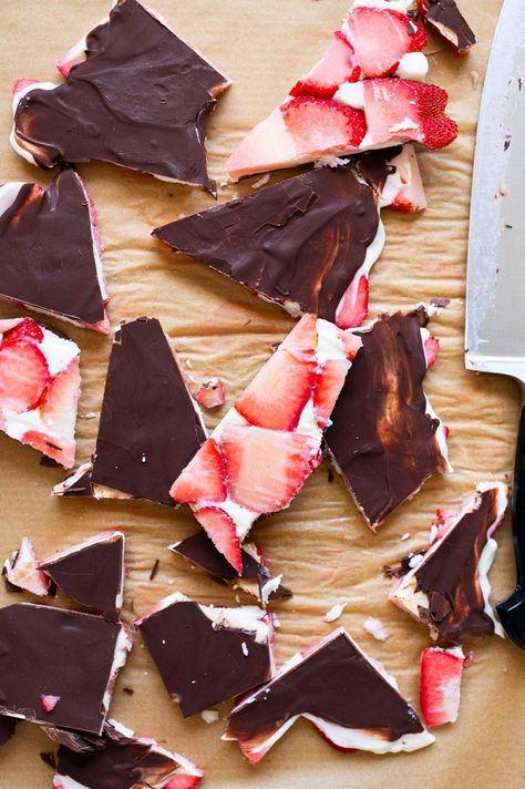 Strawberry Bark (Viral Recipe) - iFoodReal.com Strawberry Bark, Peanut Butter Chocolate Bark, Strawberry Yogurt Bark, Healthy Homemade Ice Cream, Strawberry Cheesecake Bars, Greek Yogurt Flavors, Strawberry Oatmeal, Protein Bar Recipes, Healthy Strawberry