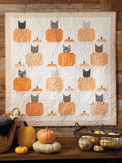 Fall Quilts Autumn, Halloween Quilts Ideas, Quilt Patterns Simple, Pumpkin Quilts, Pumpkin Quilt Pattern, Witch Quilt, Pumpkin Quilt, Autumn Quilt, Halloween Quilt Patterns